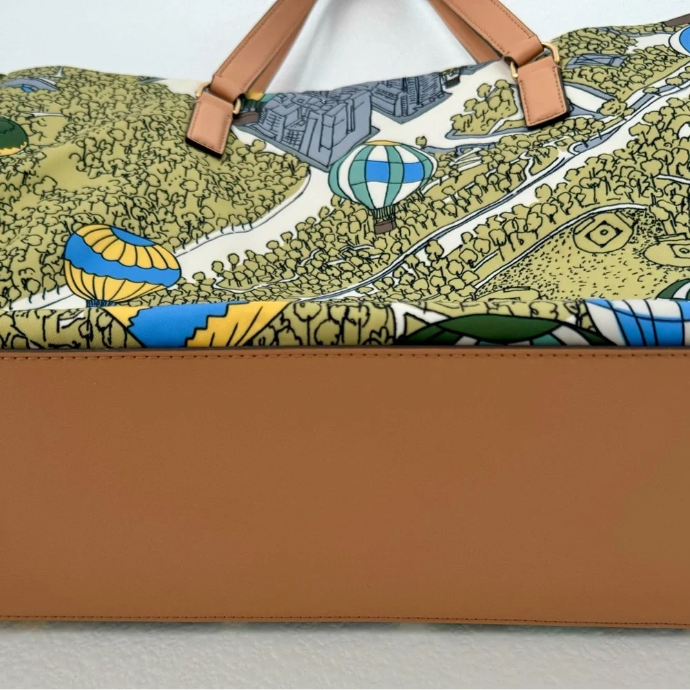 NWT Ella tote with fun print of hot air balloons. - Picture 2 of 6